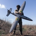 　７日、ウクライナ東部ハルキウ州で、新型の無人機を抱えるウクライナ兵（ゲッティ＝共同）