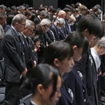 　熊本地震の追悼式で黙とうする遺族ら＝１６日午前、熊本市