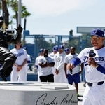 　「ジャッキー・ロビンソン・デー」の式典で話すドジャースのロバーツ監督（手前）＝ロサンゼルス（共同）