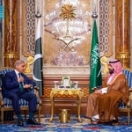 　パキスタンのシャリフ首相（左）と会談するサウジアラビアのムハンマド皇太子＝１５日、ジッダ（ロイター＝共同）