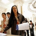 　中国国家統計局のＧＤＰ速報値に関する資料を受け取る報道関係者ら＝１６日、北京（共同）