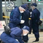 　女性が刺された現場付近で現場検証をする捜査員＝１６日午前１０時５０分ごろ、新潟市中央区