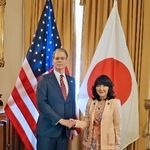 　ベセント米財務長官（左）と握手する片山財務相＝１５日、ワシントン（財務省提供・共同）