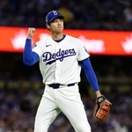 　メッツ戦の２回を投げ終え、ガッツポーズするドジャース・大谷＝ロサンゼルス（共同）