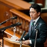 　衆院本会議で、中道改革連合の吉田宣弘氏の質疑に答弁する小泉防衛相＝１６日午後