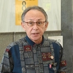 　記者団の取材に応じる沖縄県の玉城デニー知事＝１６日午後、沖縄県庁