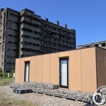 　長崎市の端島（通称・軍艦島）で運用が始まった新施設（手前）＝１６日午前