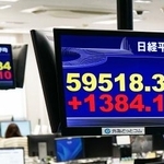 　最高値を更新した日経平均株価の終値を示すモニター＝１６日午後、東京都港区の外為どっとコム