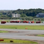 　プライベートジェットが着陸して逸脱し、消防車両が駆けつけた成田空港のＡ滑走路＝１６日午後１時４３分