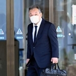 　釧路地裁に入る桂田精一被告＝１６日午前９時２９分