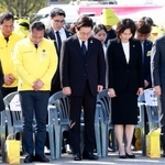 　旅客船セウォル号沈没事故の追悼式典で黙とうする韓国の李在明大統領（中央）ら＝１６日、安山（聯合＝共同）