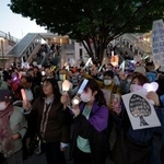 　東京・新宿駅前で憲法９条改正反対を訴える集会に参加する人たち＝１６日夕