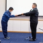 　原子力規制委側から「使用前確認証」を受け取る東京電力柏崎刈羽原発の稲垣所長（左）＝１６日午後、新潟県刈羽村