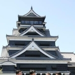 　熊本城を視察し、復旧状況について説明を受ける木原官房長官（左から２人目）＝１６日午後、熊本市