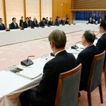 　首相官邸で開かれた日本成長戦略会議の戦略分野分科会の会合＝１６日午後