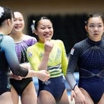 　女子個人総合予選の最終順位を確認し笑顔の西山実沙（右から２人目）＝高崎アリーナ