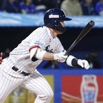 　２回ヤクルト２死一、二塁、丸山和が左前に先制打を放つ＝神宮