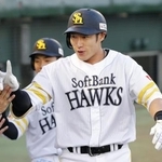 　１回、先制３ランを放ちナインとタッチするソフトバンク・柳田＝北九州