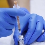 　医療用手袋と注射器