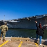 　米海軍基地を出港する空母ジョージ・Ｈ・Ｗ・ブッシュ＝３月３１日、バージニア州ノーフォーク（ＡＰ＝共同）