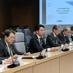 　防衛産業の成長戦略を議論する作業部会に出席した小泉防衛相（左から３人目）と赤沢経産相（同２人目）＝１６日午後、防衛省