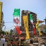 　仮設の墓地ではためくヒズボラとイランの旗＝１６日、レバノン（ロイター＝共同）