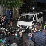 　送検後、京都府警南丹署に戻った安達優季容疑者を乗せた車＝１６日午後６時５５分