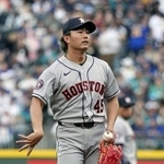 　１０日のマリナーズ戦に先発し、１回の投球の合間に右手を振るしぐさをするアストロズ・今井＝シアトル（共同）