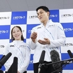 　木下グループの入社式を終え、取材に応じる三浦璃来（左）、木原龍一組＝１３日、東京都立川市