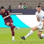 　神戸-アルサド　後半、チーム２点目のゴールを決める神戸・井手口（左）＝ジッダ（共同）