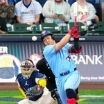 　ブルワーズ戦の７回、遊ゴロに倒れるブルージェイズ・岡本＝ミルウォーキー（共同）