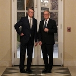 　米ワシントンでスターマー英首相（右）と話すマンデルソン氏＝２０２５年２月（ロイター＝共同）