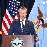 　米中央軍司令部で記者会見するヘグセス国防長官＝３月、フロリダ州タンパ（共同）