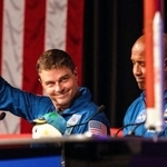 　記者会見するワイズマン飛行士（左）＝１６日、米テキサス州のジョンソン宇宙センター（ロイター＝共同）