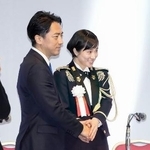 　第９３回自民党大会を終え、国歌斉唱を務めた陸上自衛隊中央音楽隊の鶫真衣３等陸曹（右）と握手する小泉進次郎防衛相＝２０２６年４月１２日、東京都内