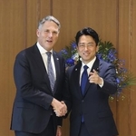 　オーストラリアのマールズ副首相兼国防相（左）と握手する小泉防衛相＝８日、防衛省