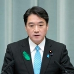 　記者会見する尾崎官房副長官＝１７日午前、首相官邸