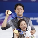 　ミラノ・コルティナ冬季五輪フィギュアスケートのペアで日本勢初の金メダルを獲得した「りくりゅう」こと、三浦璃来（手前）、木原龍一組＝２月、イタリア・ミラノ（共同）