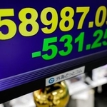 　一時５万９０００円を割った日経平均株価を示すモニター＝１７日午前、東京都港区の外為どっとコム