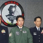 　宮崎県の航空自衛隊新田原基地で取材に応じる小泉防衛相＝１月