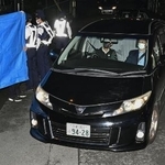 　京都府警南丹署に入る安達優季容疑者を乗せた車＝１６日