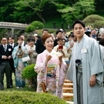 　春の園遊会に臨む、ミラノ・コルティナ冬季五輪フィギュアスケートペアの三浦璃来（手前左）と木原龍一（同右）＝１７日午後、東京・元赤坂