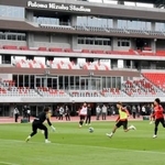 　建て替え工事が終わったパロマ瑞穂スタジアムで初練習するＪ１名古屋の選手たち