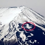 　富士山にお目見えした春の風物詩「農鳥」（円内）＝１７日午後、山梨県富士吉田市から撮影