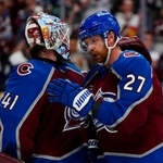 　最終戦でクラーケンを下し、喜ぶアバランチの選手たち＝１６日、デンバー（ロイター＝共同）