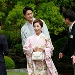 　春の園遊会に臨む、ミラノ・コルティナ冬季五輪フィギュアスケートペアの三浦璃来（手前）と木原龍一＝１７日午後、東京・元赤坂