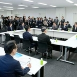 　国会内で開かれた自民党と日本維新の会でつくる憲法改正条文起草協議会＝１７日午後