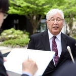 　要請書を提出後、取材に応じる阪原弘次さん＝１７日午後、大津市