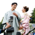 　春の園遊会で報道陣の取材に応じるミラノ・コルティナ冬季五輪フィギュアスケート・ペアの金メダリストで「りくりゅう」の三浦璃来選手（右）と木原龍一選手＝１７日午後、東京・元赤坂の赤坂御苑