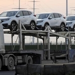 　合弁会社の工場から運び出されるホンダの乗用車＝２０２０年７月、中国・武漢（共同）